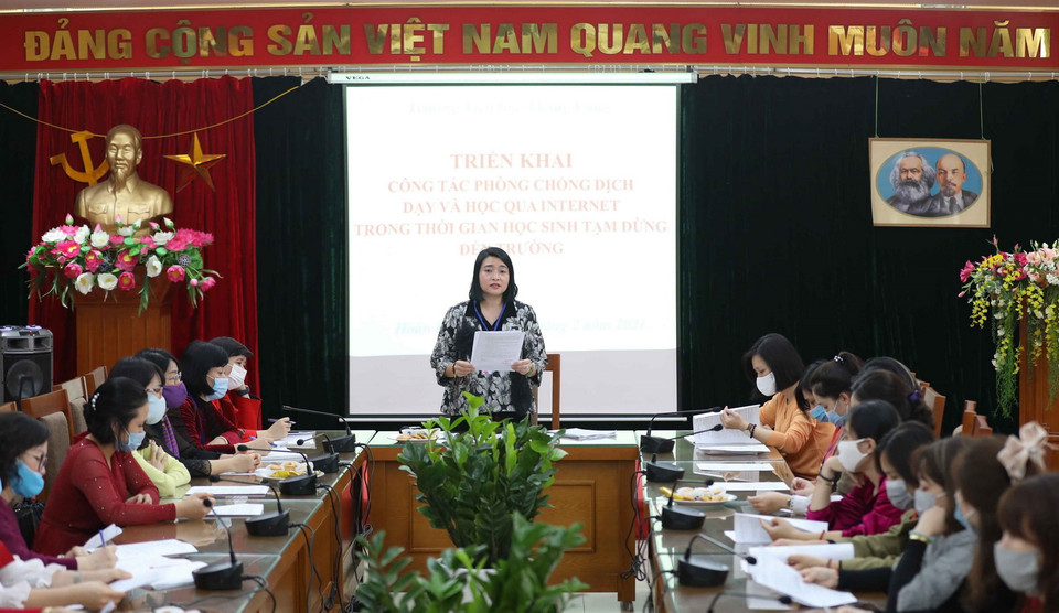 Trường Tiểu học Thăng Long (quận Hoàn Kiếm) tổ chức họp chuyên môn trong chiều 17/2 nhằm đánh giá hiệu quả buổi học trực tuyến đầu tiên cũng như nâng cao chất lượng để tiếp tục triển khai trong những ngày tới. (Ảnh: Thanh Tùng/TTXVN)