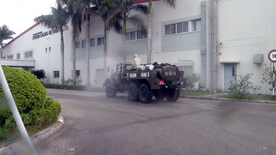 Lực lượng chức năng phun khử khuẩn. (Ảnh: TTXVN phát)