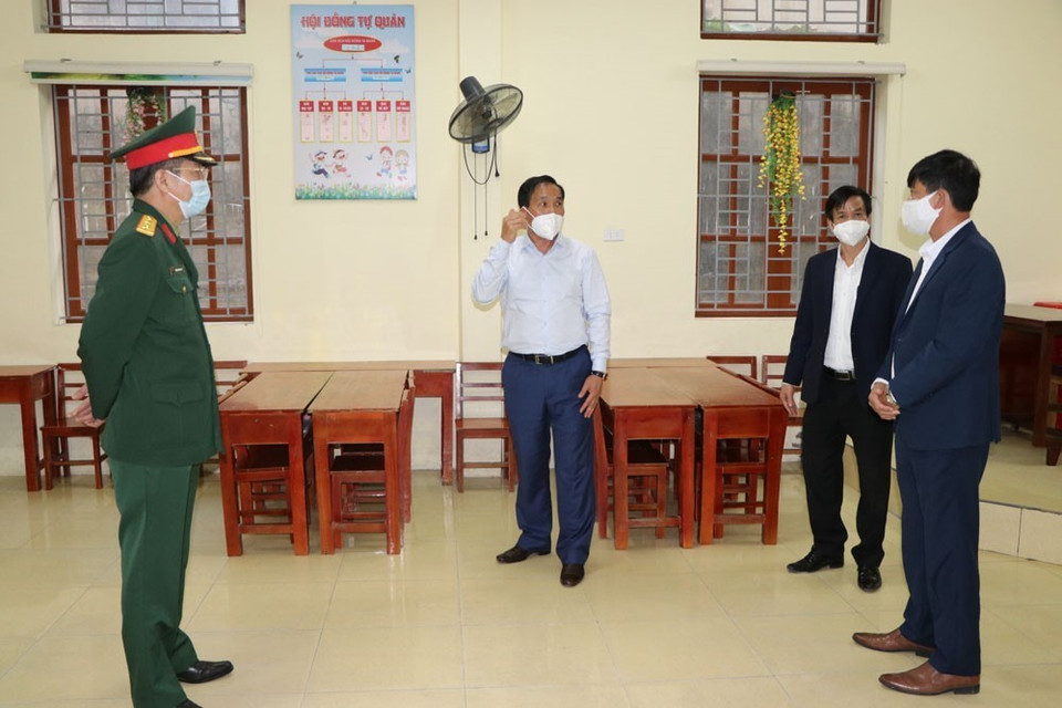  Phó Chủ tịch Ủy ban nhân dân tỉnh Hải Dương Lưu Văn Bản kiểm tra điều kiện cơ sở vật chất tại trường Tiểu học Cẩm Phúc, chiều 17/2. (Ảnh: Mạnh Minh/TTXVN)