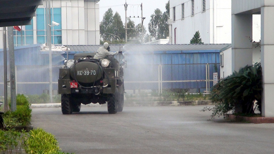 Chiều 17/2/2021, Tiểu đoàn Phòng hóa của Quân khu 3 đã hỗ trợ huyện Cẩm Giàng (tỉnh Hải Dương) 2 xe phun khử khuẩn chuyên dụng, 1 tấn CloraminB và 10 cán bộ, chiến sĩ để thực hiện phun khử khuẩn tại 12 địa điểm trong huyện. (Ảnh: TTXVN phát)