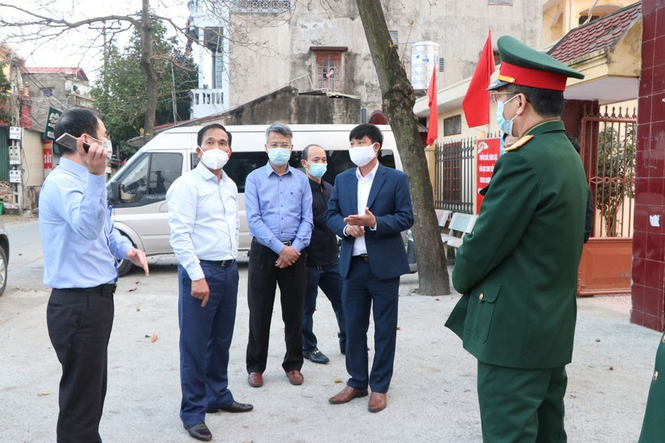 Phó Chủ tịch Ủy ban nhân dân tỉnh Hải Dương Lưu Văn Bản kiểm tra công tác phòng, chống dịch tại huyện Cẩm Giàng, chiều 17/2. (Ảnh: Mạnh Minh/TTXVN)