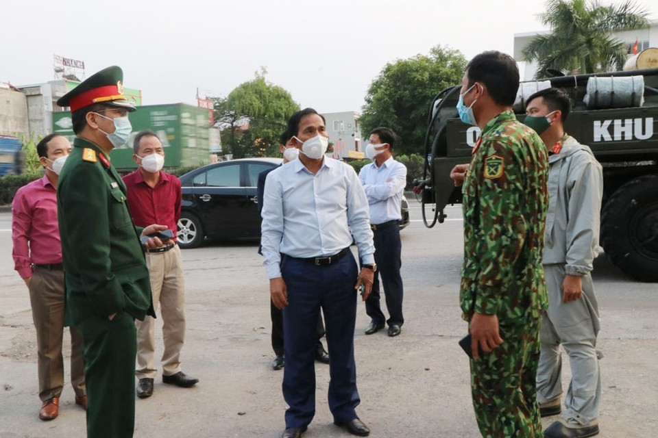 Phó Chủ tịch Ủy ban nhân dân tỉnh Hải Dương Lưu Văn Bản kiểm tra công tác phòng, chống dịch tại huyện Cẩm Giàng, chiều 17/2. (Ảnh: Mạnh Minh/TTXVN)