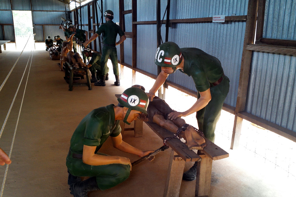 Đòn roi tra tấn của kẻ thù không làm các chiến sĩ Bộ đội Cụ Hồ khiếp sợ. (Ảnh: Trung Hiền/Vietnam+)