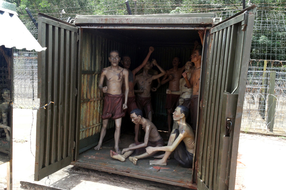 Nhốt tù trong thùng, bỏ phơi nắng. (Ảnh: Trung Hiền/Vietnam+)