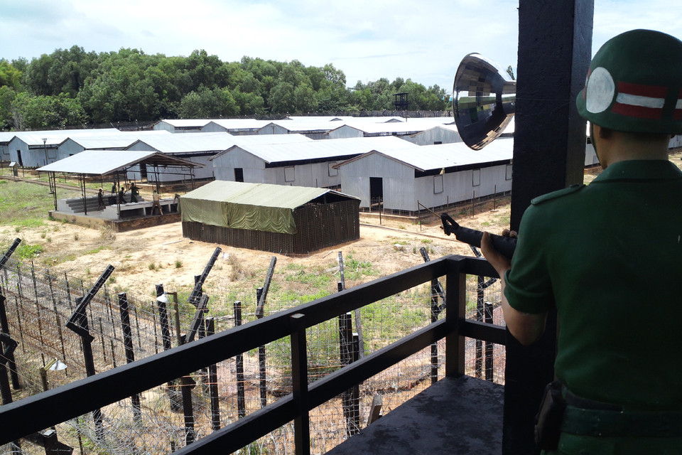 Nhà tù Phú Quốc nhìn từ trên cao. Lớp ngoài của nơi được xem là "địa ngục trần gian này" được trang bị dày đặc thép gai, chó nghiệp vụ, lính canh. (Ảnh: Trung Hiền/Vietnam+)