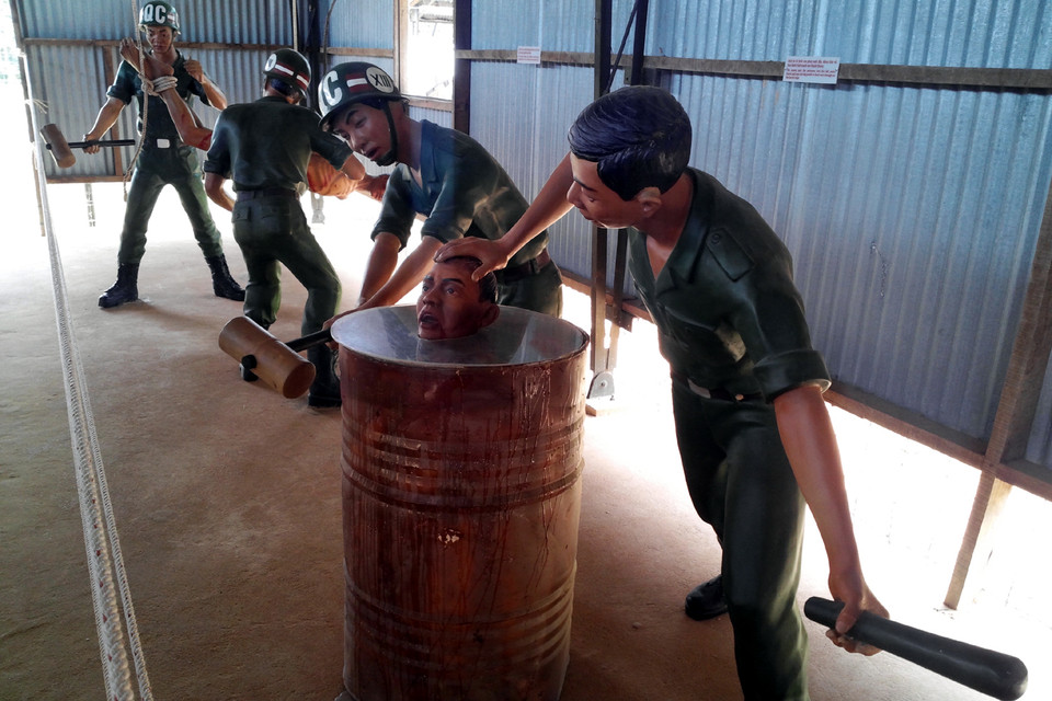 Cho dù có dùng các hình thức tra tấn dã man, kẻ thù cũng không nhận được sự cúi đầu từ những người cộng sản.(Ảnh: Trung Hiền/Vietnam+)