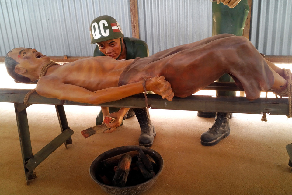 Một kiểu tra tấn. (Ảnh: Trung Hiền/Vietnam+)