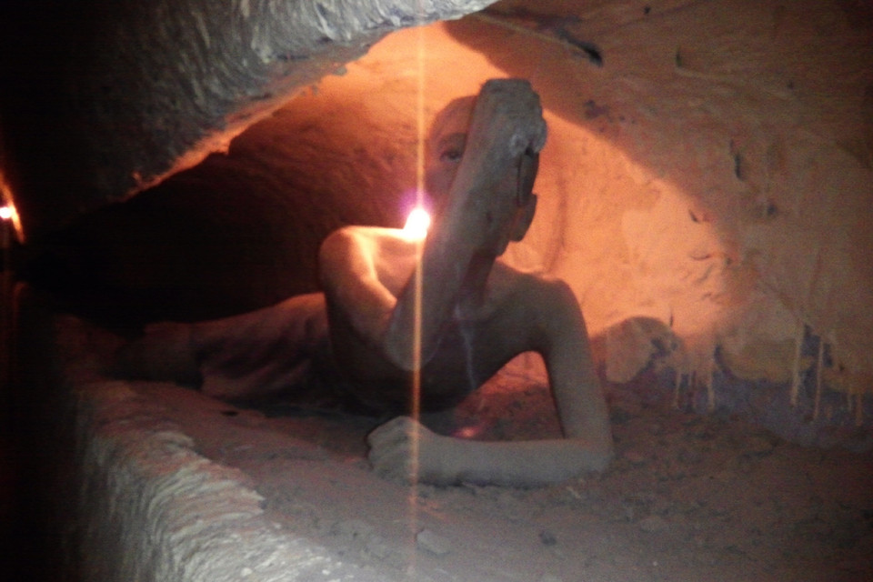 Đào hầm vượt ngục. (Ảnh: Trung Hiền/Vietnam+)