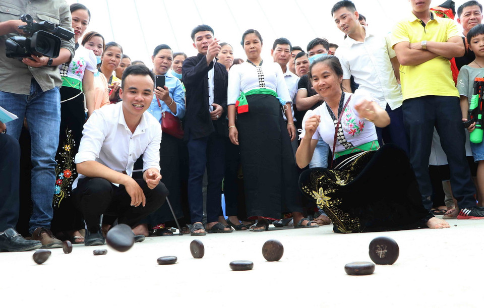 Tham gia trò chơi dân gian tó má lẹ của đồng bào dân tộc Thái tại lễ hội. (Ảnh: Nguyễn Oanh/TTXVN)