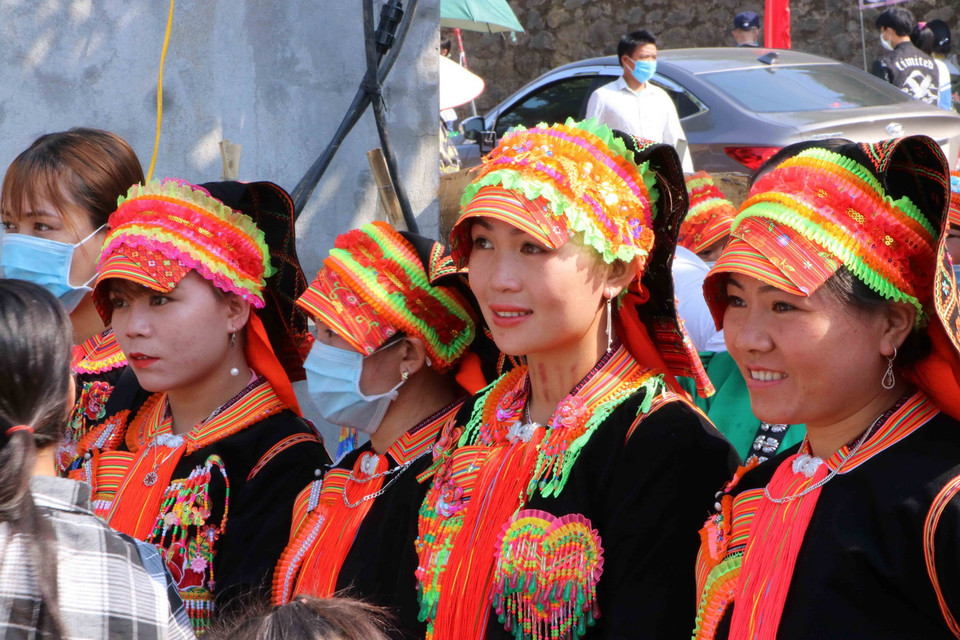 Các cô gái Dao trong trang phục truyền thống đi dự lễ hội Then Kin Pang ở huyện Phong Thổ. (Ảnh: Nguyễn Oanh/TTXVN)