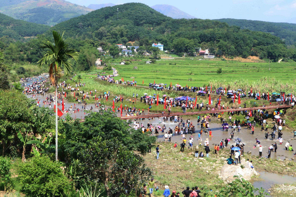 Hàng ngàn người dân và du khách tham gia chơi té nước tại suối Nậm Lùm, bản Chi Bú, xã Khổng Lào, huyện Phong Thổ.(Ảnh: Nguyễn Oanh/TTXVN)