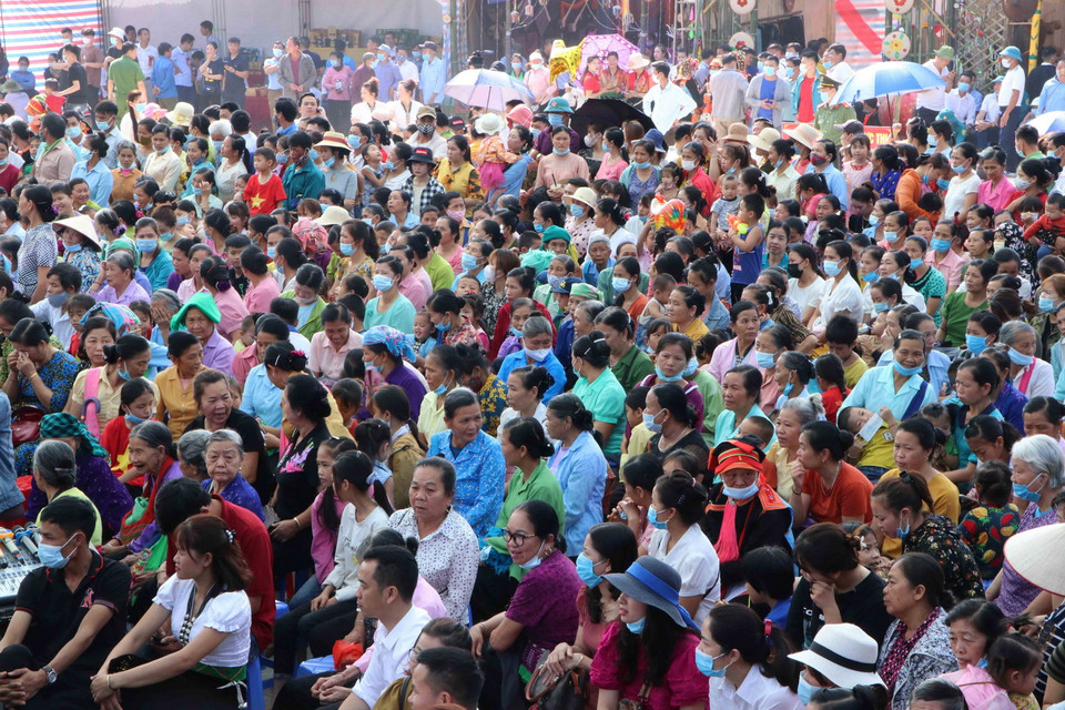 Hàng ngàn người dân và du khách dự lễ hội Then Kin Pang ở huyện Phong Thổ. (Ảnh: Nguyễn Oanh/TTXVN)