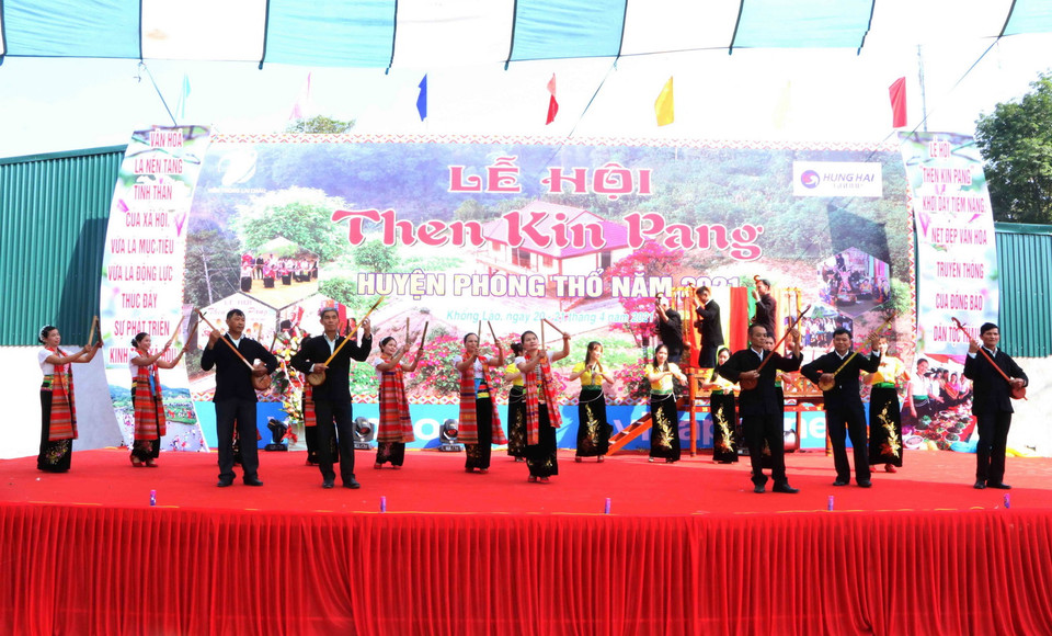 Tiết mục văn nghệ trong lễ hội Then Kin Pang ở huyện Phong Thổ. (Ảnh: Nguyễn Oanh/TTXVN)