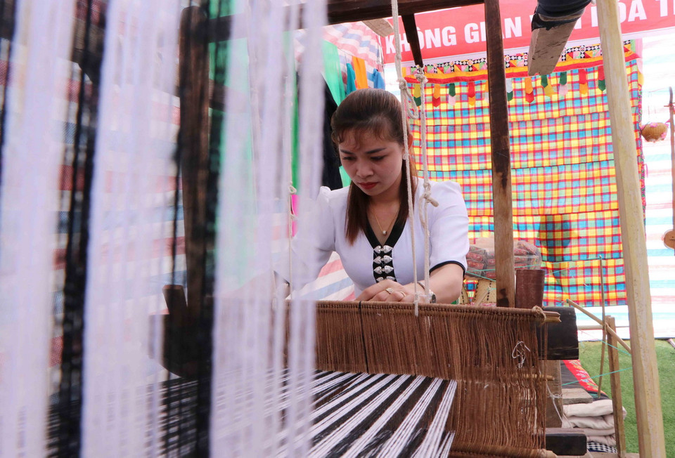 Phụ nữ Thái ở huyện Phong Thổ đẹt thổ cẩm. (Ảnh: Nguyễn Oanh/TTXVN)