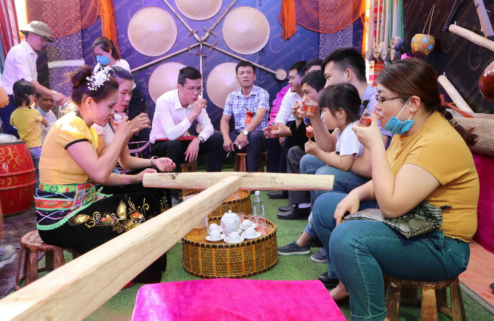 Du khách trải nghiệm văn hóa uống chè của người Thái ở huyện Phong Thổ, tỉnh Lai Châu. (Ảnh: Nguyễn Oanh/TTXVN)