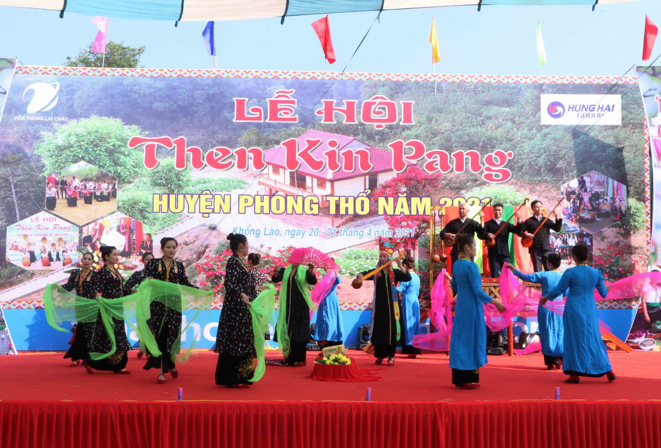 Tiết mục văn nghệ trong lễ hội Then Kin Pang ở huyện Phong Thổ. (Ảnh: Nguyễn Oanh/TTXVN)