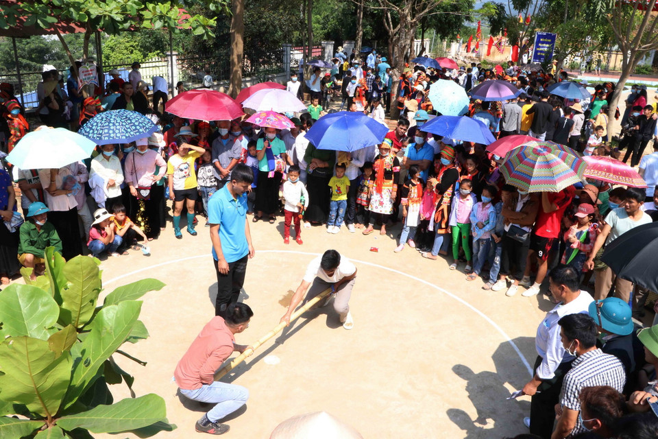 Tham gia trò chơi dân gian đẩy gậy tại lễ hội. (Ảnh: Nguyễn Oanh/TTXVN)