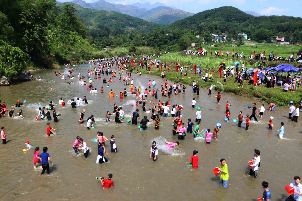 Hàng ngàn người dân và du khách tham gia chơi té nước tại suối Nậm Lùm, bản Chi Bú, xã Khổng Lào, huyện Phong Thổ.(Ảnh: Nguyễn Oanh/TTXVN)