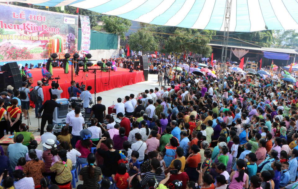 Hàng ngàn người dân và du khách dự lễ hội Then Kin Pang của đồng bào Thái trắng ở huyện Phong Thổ. (Ảnh: Nguyễn Oanh/TTXVN)