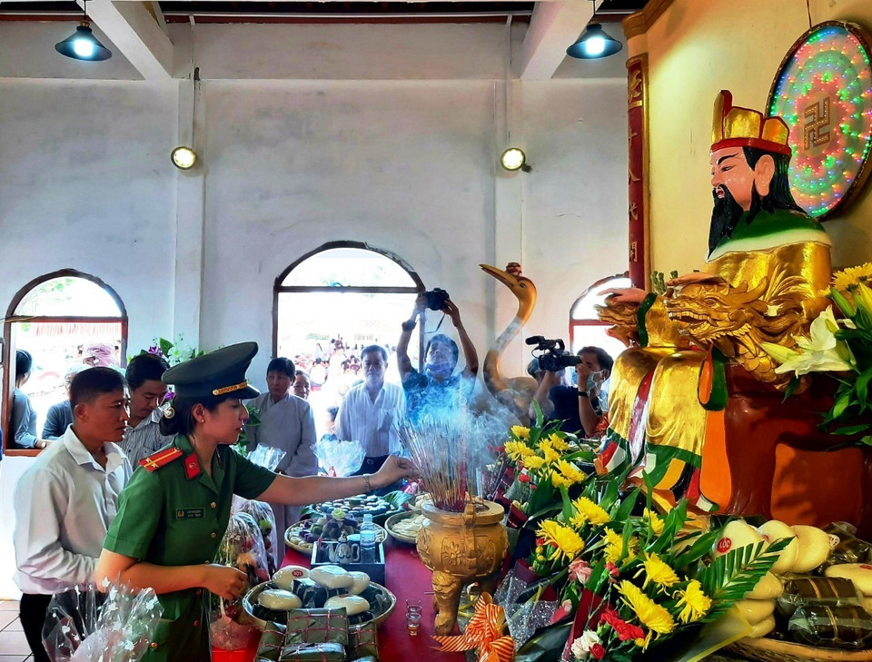 Người dân thành kính dâng hương tại đền thờ Vua Hùng, ấp Giao Khẩu, xã Tân Phú, huyện Thới Bình, Cà Mau. (Ảnh: Huỳnh Anh/TTXVN)