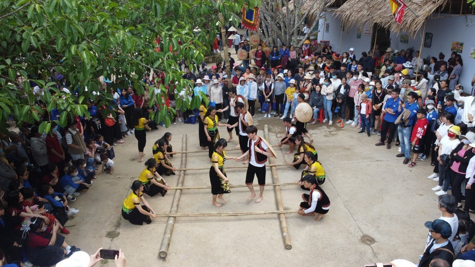 Các trò chơi dân gian được tổ chức trong Lễ giỗ Tổ Hùng Vương tại đền thờ Âu Lạc (phường 3, thành phố Đà Lạt). (Ảnh: Đặng Tuấn/TTXVN)