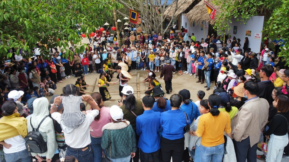 Các trò chơi dân gian được tổ chức trong Lễ giỗ Tổ Hùng Vương tại đền thờ Âu Lạc (phường 3, thành phố Đà Lạt). (Ảnh: Đặng Tuấn/TTXVN)