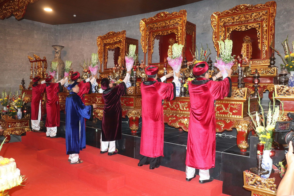 Lãnh đạo Thành ủy, Hội đồng Nhân dân, Ủy ban Nhân dân, Uỷ ban Mặt trận Tổ quốc Việt Nam thành phố Cần Thơ dâng hương tại Lễ Giỗ tại Đền thờ Vua Hùng, thuộc quận Bình Thuỷ, thành phố Cần Thơ. (Ảnh: Ngọc Thiện/TTXVN)