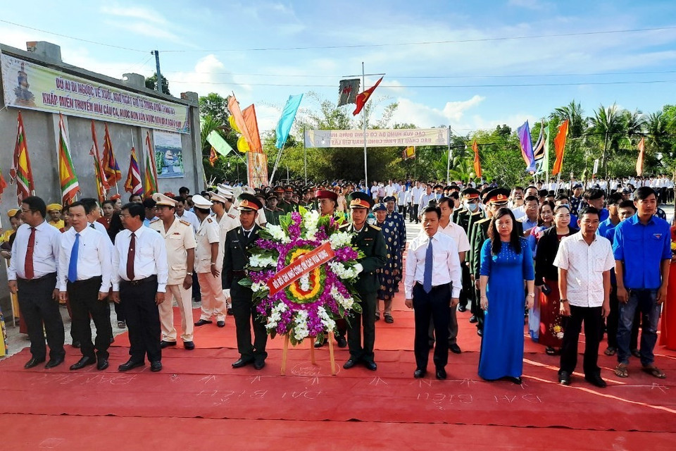 Lãnh đạo Ban Dân vận Trung ương, lãnh đạo tỉnh Cà Mau, đại diện lãnh đạo sở, ngành, các huyện, thành phố và Nhân dân Cà Mau tham dự lễ Giỗ Tổ Vua Hùng tại đền thờ Vua Hùng, ấp Giao Khẩu, xã Tân Phú, huyện Thới Bình. (Ảnh: Huỳnh Anh/TTXVN)