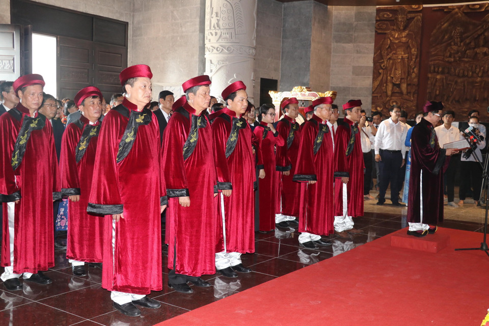 Lãnh đạo Thành ủy, Hội đồng Nhân dân, Ủy ban Nhân dân, Uỷ ban Mặt trận Tổ quốc Việt Nam thành phố Cần Thơ dâng hương tại Lễ Giỗ tại Đền thờ Vua Hùng, thuộc quận Bình Thuỷ, thành phố Cần Thơ. (Ảnh: Ngọc Thiện/TTXVN)