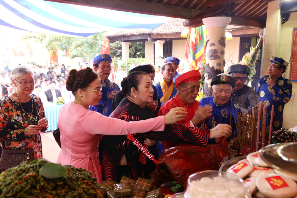 Nhân dân tỉnh Đắk Lắk dâng hương lên bàn thờ các Vua Hùng tại Di tích lịch sử quốc gia Đình Lạc Giao (thành phố Buôn Ma Thuột). (Ảnh: Hoài Thu/TTXVN)