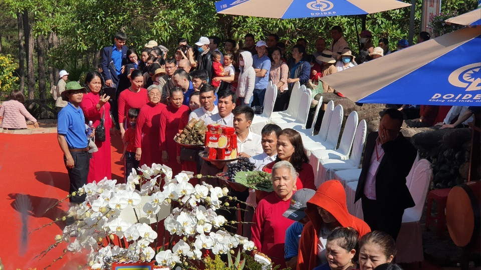 Người dân về dự Lễ giỗ Tổ Hùng Vương tại đền thờ Âu Lạc (thuộc Khu du lịch thác Prenn Đà Lạt, phường 3, thành phố Đà Lạt). (Ảnh: Đặng Tuấn/TTXVN)