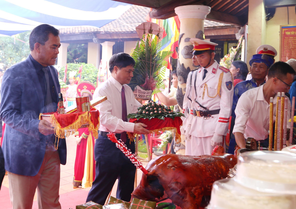 Người dân dâng lễ vật trong Lễ Giỗ tổ Hùng Vương năm 2021 tại Di tích lịch sử quốc gia Đình Lạc Giao, thành phố Buôn Ma Thuột, Đắk Lắk. (Ảnh: Hoài Thu/TTXVN)