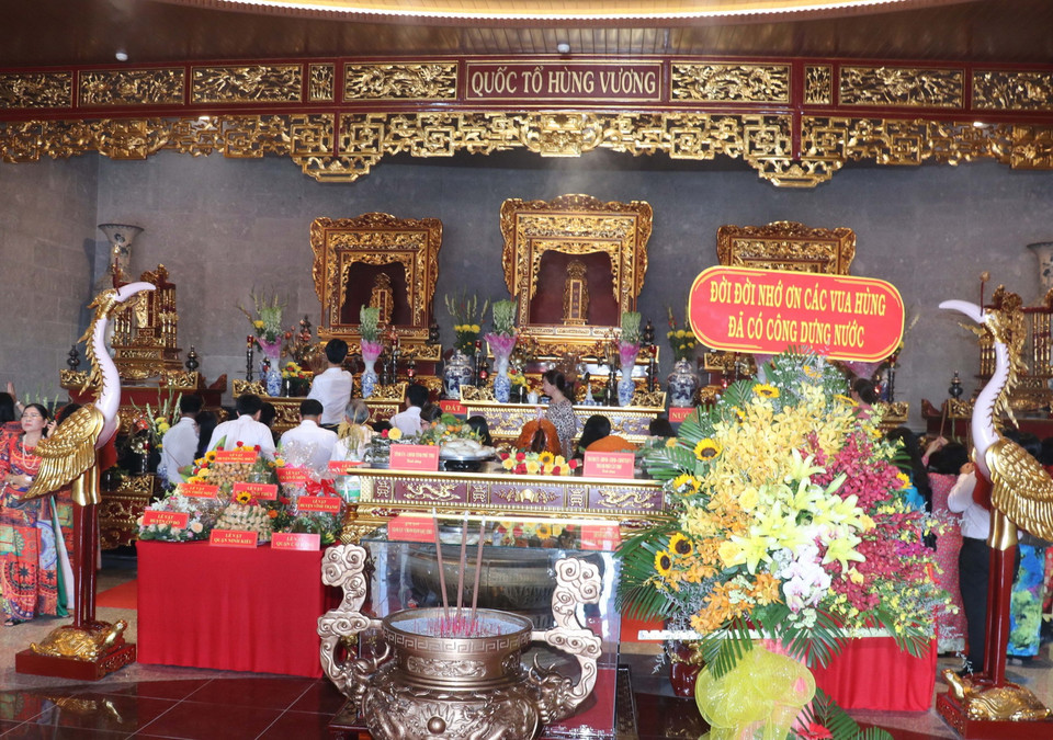 Đông đảo cán bộ, chiến sĩ và nhân dân thành phố Cần Thơ dâng hương tưởng nhớ các Vua Hùng. (Ảnh: Ngọc Thiện/TTXVN)