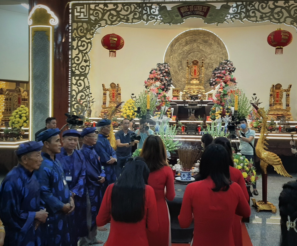 Người dân Bình Dương dâng hương tưởng nhớ các Vua Hùng tại Đền thờ Vua Hùng ở Hoa viên Bình Dương (phường Chánh Phú Hòa, thị xã Bến Cát, tỉnh Bình Dương). (Ảnh: Chí Tưởng/TTXVN)