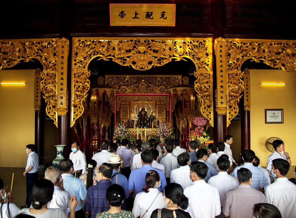 Đại biểu dâng hương tại Đền thờ Quốc Tổ Hùng Vương, ấp Đông Bình, thị trấn Tân Hiệp, huyện Tân Hiệp (Kiên Giang). (Ảnh: Hồng Đạt/TTXVN)