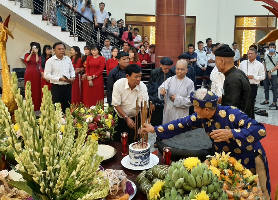 Người dân Bình Dương dâng hương tưởng nhớ các Vua Hùng tại Đền thờ Vua Hùng ở Hoa viên Bình Dương (phường Chánh Phú Hòa, thị xã Bến Cát, tỉnh Bình Dương). (Ảnh: Chí Tưởng/TTXVN)