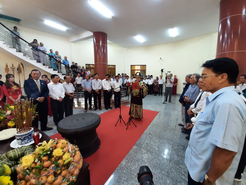 Người dân Bình Dương dâng hương tưởng tại Đền thờ Vua Hùng ở Hoa viên Bình Dương (phường Chánh Phú Hòa, thị xã Bến Cát, tỉnh Bình Dương). (Ảnh: Chí Tưởng/TTXVN)