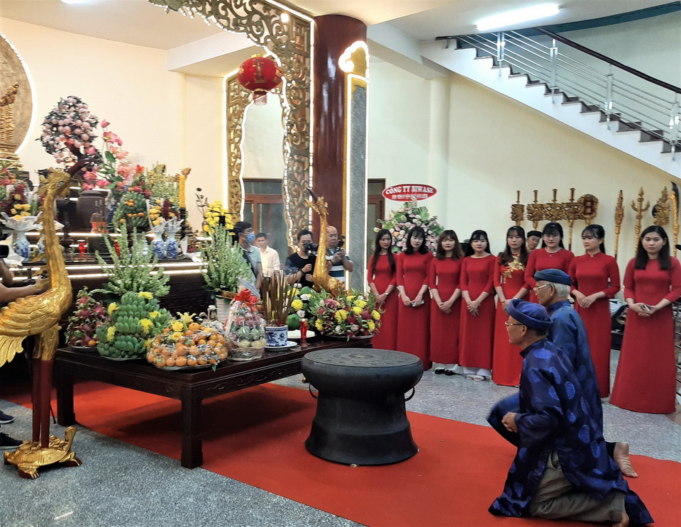 Người dân Bình Dương dâng hương tưởng nhớ các Vua Hùng tại Đền thờ Vua Hùng ở Hoa viên Bình Dương (phường Chánh Phú Hòa, thị xã Bến Cát, tỉnh Bình Dương). (Ảnh: Chí Tưởng/TTXVN)