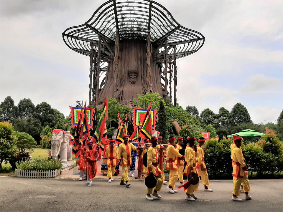 Người dân Bình Dương dâng hương tưởng nhớ các Vua Hùng tại Đền thờ Vua Hùng ở Hoa viên Bình Dương (phường Chánh Phú Hòa, thị xã Bến Cát, tỉnh Bình Dương). (Ảnh: Chí Tưởng/TTXVN)