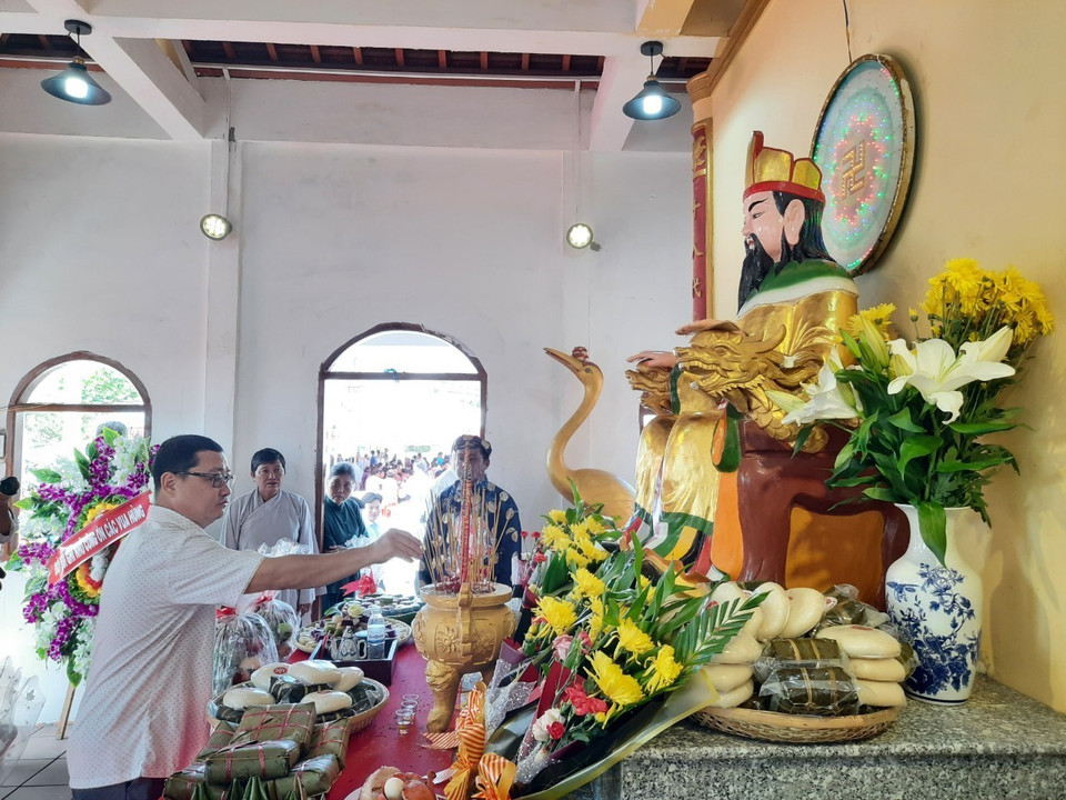 Cùng với đồng bào cả nước, người dân Cà Mau thành kính dâng tại đền thờ Vua Hùng, ấp Giao Khẩu, xã Tân Phú, huyện Thới Bình. (Ảnh: Huỳnh Anh/TTXVN)