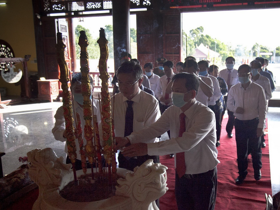 Lãnh đạo tỉnh Kiên Giang dâng hương tại Đền thờ Quốc Tổ Hùng Vương, ấp Đông Bình, thị trấn Tân Hiệp, huyện Tân Hiệp. (Ảnh: Hồng Đạt/TTXVN)