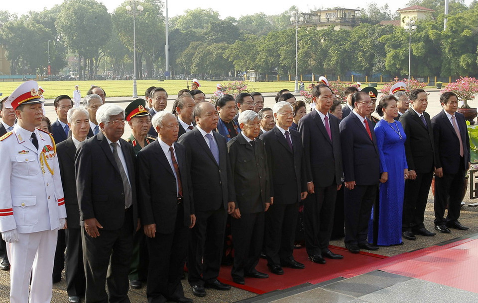 Đoàn lãnh đạo Đảng, Nhà nước đặt vòng hoa và vào Lăng viếng Chủ tịch Hồ Chí Minh. (Ảnh: Văn Điệp/TTXVN)