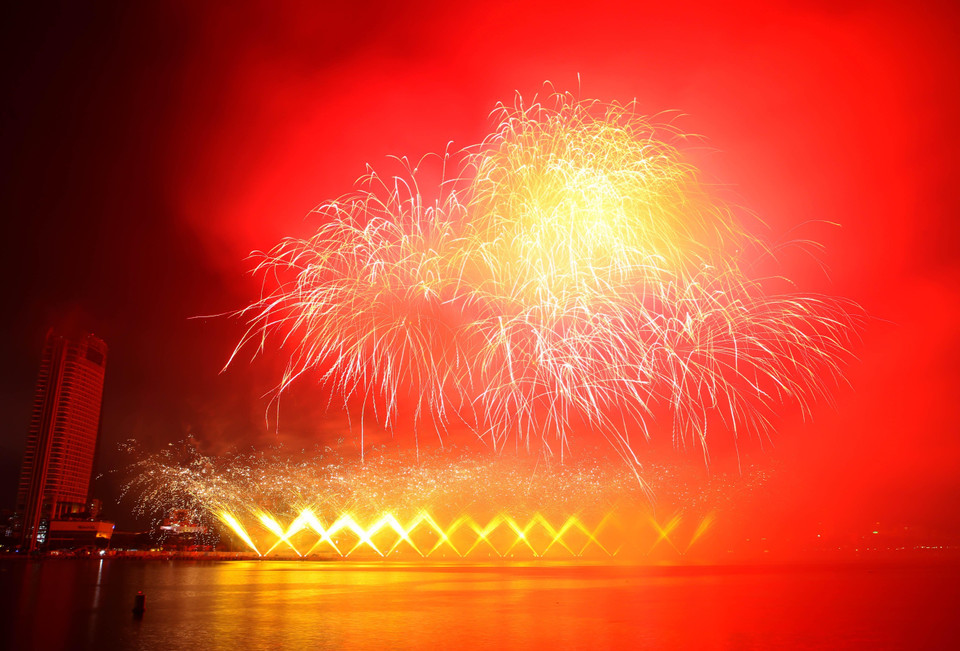 Màn trình diễn pháo hoa của đội Italy. (Ảnh: Trần Lê Lâm/TTXVN)