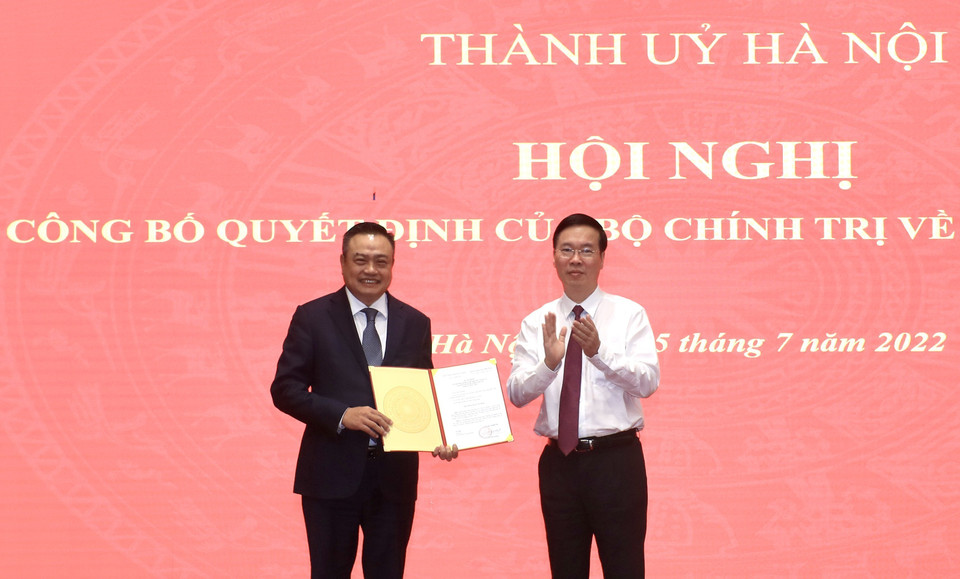 Thường trực Ban Bí thư Võ Văn Thưởng trao Quyết định của Bộ Chính trị phân công ông Trần Sỹ Thanh, Ủy viên Trung ương Đảng giữ chức Phó Bí thư Thành ủy Hà Nội. (Ảnh: Lâm Khánh/TTXVN)