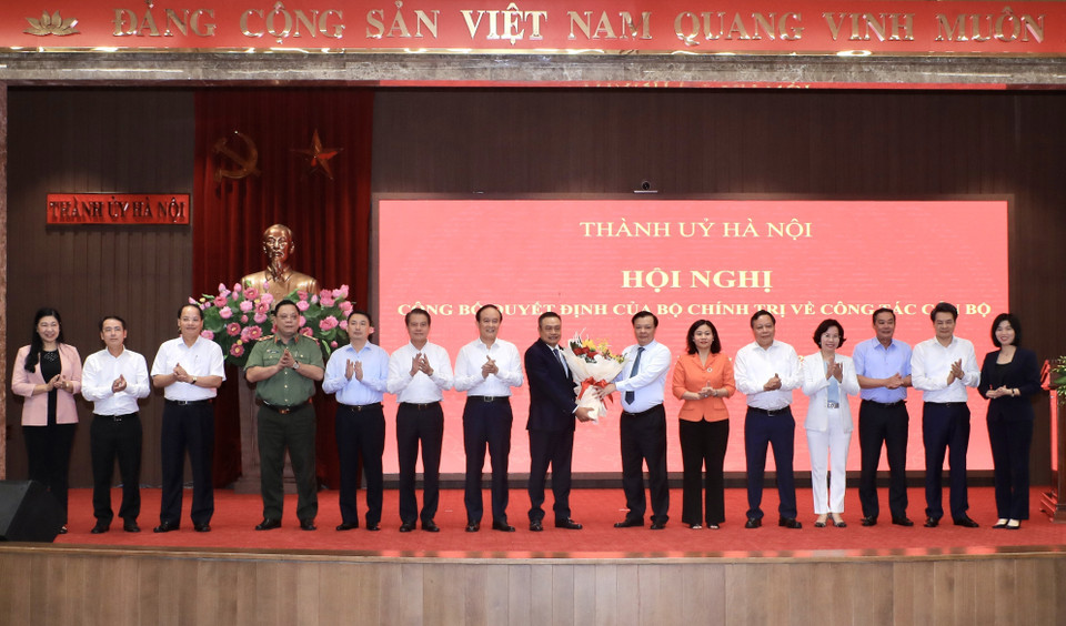 Ban Thường vụ Thành ủy Hà Nội chúc mừng ông Trần Sỹ Thanh, Ủy viên Trung ương Đảng giữ chức Phó Bí thư Thành uỷ Hà Nội. (Ảnh: Lâm Khánh/TTXVN)