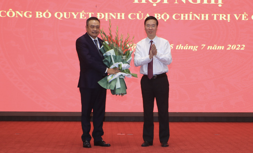 Thường trực Ban Bí thư Võ Văn Thưởng trao Quyết định của Bộ Chính trị phân công ông Trần Sỹ Thanh, Ủy viên Trung ương Đảng giữ chức Phó Bí thư Thành ủy Hà Nội. (Ảnh: Lâm Khánh/TTXVN)