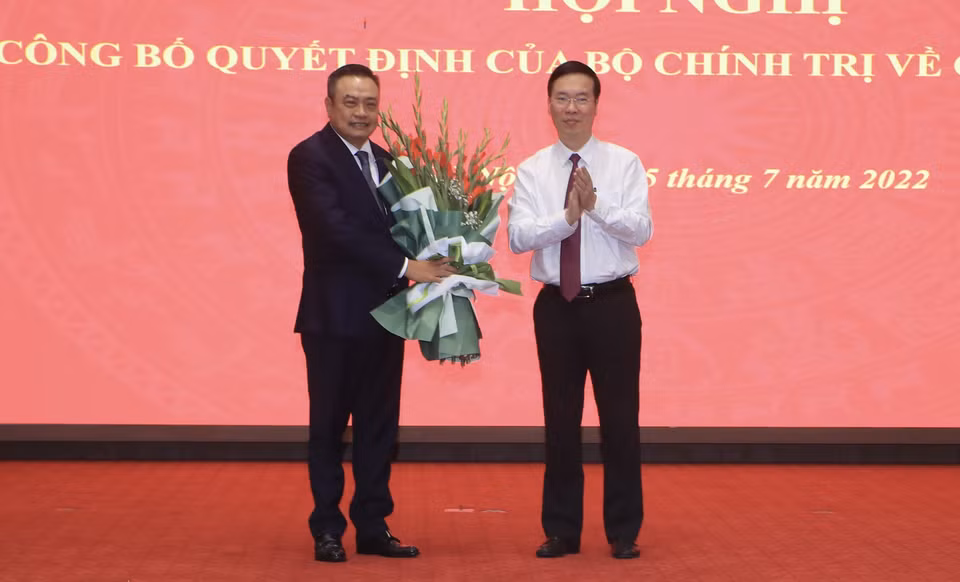 Thường trực Ban Bí thư Võ Văn Thưởng trao Quyết định của Bộ Chính trị phân công ông Trần Sỹ Thanh, Ủy viên Trung ương Đảng giữ chức Phó Bí thư Thành ủy Hà Nội. (Ảnh: Lâm Khánh/TTXVN)