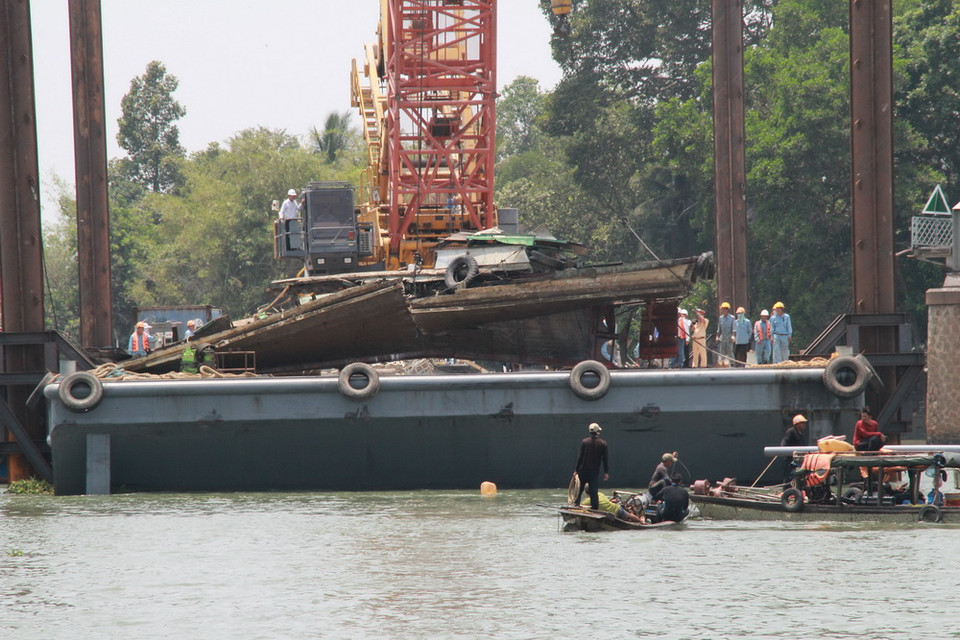 Trục vớt thành công tàu đẩy sà lan đâm sập cầu Ghềnh. (Ảnh: Sỹ Tuyên/Vietnam+)