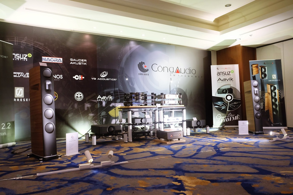 Tại triển lãm, Công Audio ra mắt cặp loa Borresen Acoustics 03, bộ nguồn - power monoblock - preampli M1-L1-X1 của CH Precision (đồ đánh phụ là Aavik C300 /M300) cùng mâm đĩa nhựa tham chiếu Cronos Pro và Cronos Phono Reference. Dàn máy này sử dụng hệ thống dây dẫn DTC của Ansuz. Tổng giá thành cho hệ thống xấp xỉ 15 tỷ đồng. Dàn máy thứ 2 trình diễn tại Công Audio gồm Nagra pre/power HD, loa YG acoustics Sonja 2.2, bộ Transport/DAC Accustic Arts Driver II/Tube DAC II cùng dây dẫn Ansuz D2. Tổng trị giá hai dàn máy tại Công Audio lên tới 30 tỷ đồng. (Ảnh: BTC)