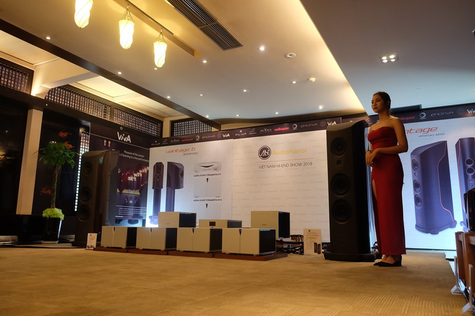 AudioSolutions, một thương hiệu loa mới của Bắc Âu với thiết kế mang đậm dấu ấn công nghệ qua những đường nét khí động học chắt lọc từ những mẫu xe F1 được phân phối tại Việt Nam qua Audio Hà Nội. Dàn máy của Audio Hà Nội trị giá xấp xỉ 10 tỷ đồng. (Ảnh: BTC)